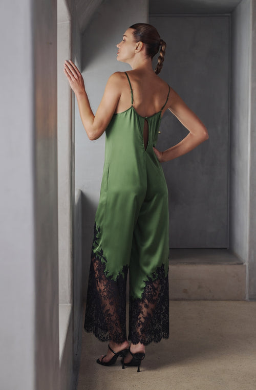 Combi-pantalon Bella en satin de soie vert et dentelle noire | Marjolaine lingerie