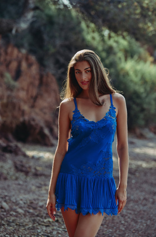 Himmlisches, rückenfreies, sexy Nachthemd Céleste aus blauem Satin und Spitze | Marjolaine Dessous