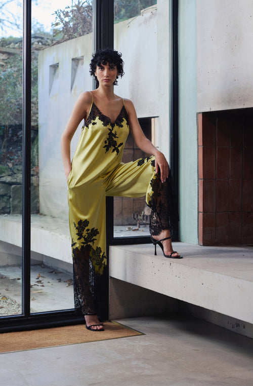 Combi-pantalon Bella en satin de soie jaune et dentelle noire | Marjolaine lingerie