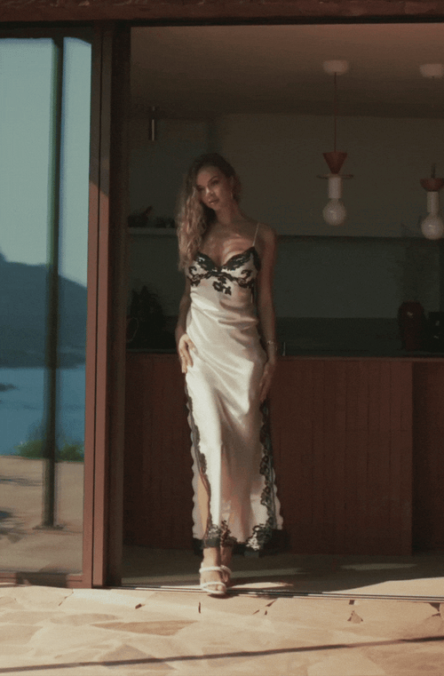 Nuisette longue sexy Camélia en soie blanche ornée de dentelle de Calais noire | Marjolaine lingerie