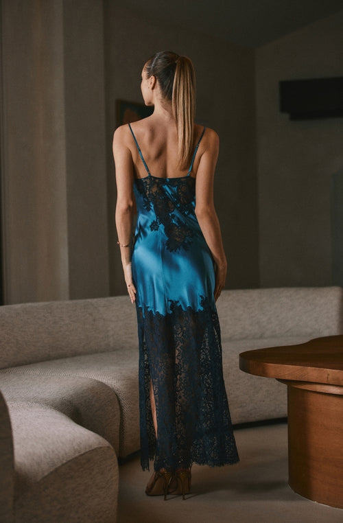 Nuisette longue sophistiquée Désirée en soie bleue et dentelle nuit - Marjolaine - 3