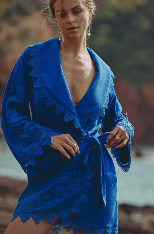 A deep blue veil of softness. This cotton fleece bathrobe highlights the waist and envelops the silhouette with delicate elegance