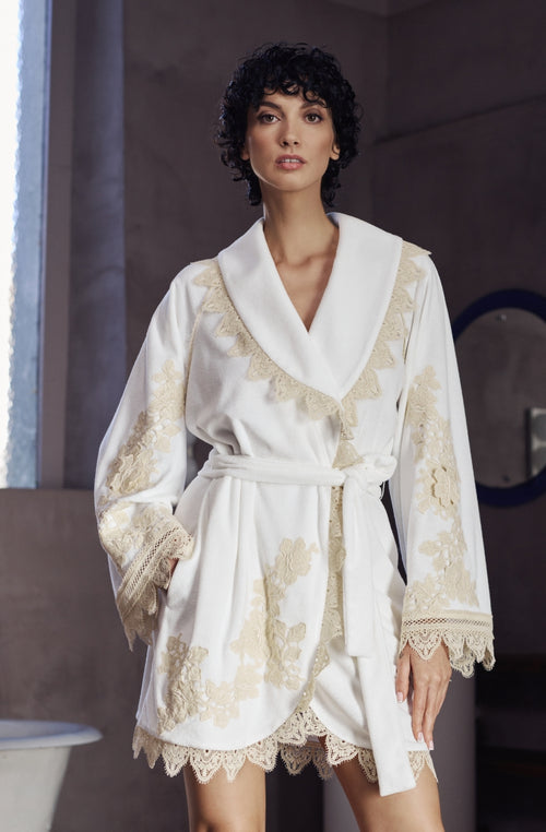 Peignoir court Bianca en molleton de coton blanc et guipure | Marjolaine lingerie