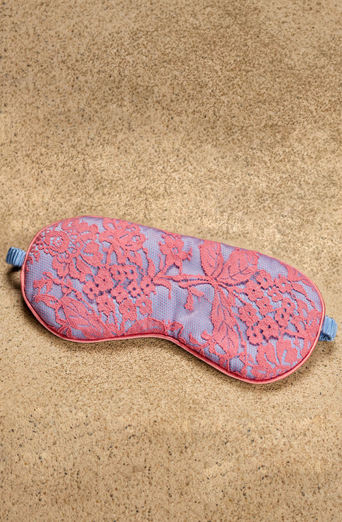 Masque de sommeil Becky en soie bleue pastel et dentelle rose | Marjolaine lingerie