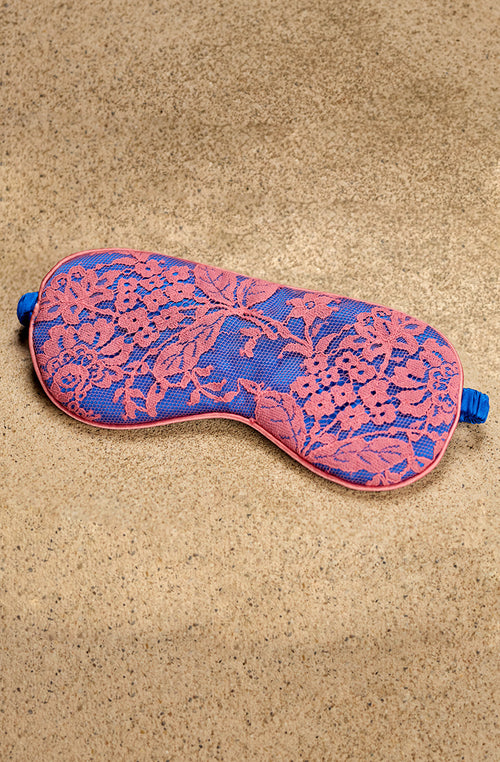 Masque de sommeil Becky en soie bleue et dentelle rose | Marjolaine lingerie